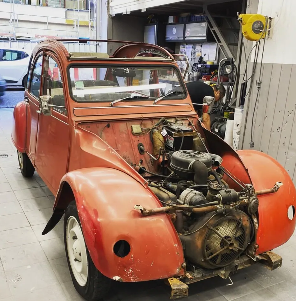 Citroën 2CV en restauration, spécialité de collection Selles